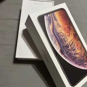 iPhone XS Max box